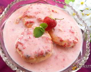 Десерт из сырников в сметане с клубникой