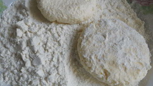 десерт из сырников в сметане с клубникой