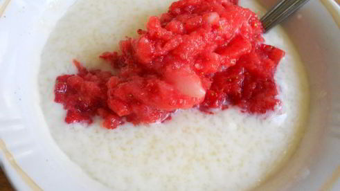 десерт из сырников в сметане с клубникой