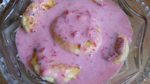 десерт из сырников в сметане с клубникой