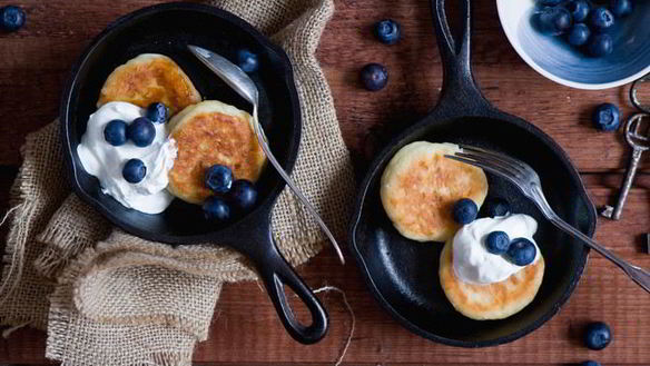 Рецепт Нежные сырники с манкой