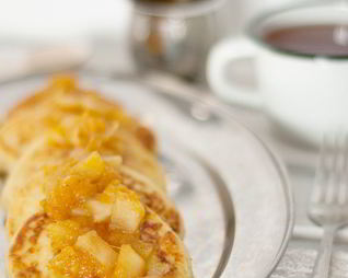 Сырники с апельсиново-яблочным соусом