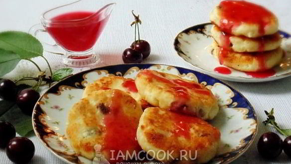 Рецепт Сырники с изюмом и соусом из вишни
