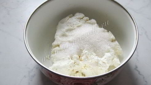 сырники с изюмом и соусом из вишни