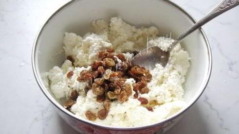 сырники с изюмом и соусом из вишни