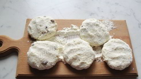 сырники с изюмом и соусом из вишни