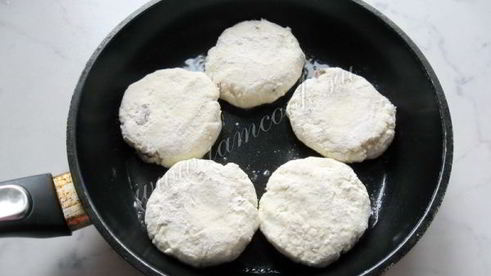 сырники с изюмом и соусом из вишни