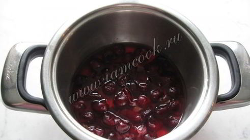 сырники с изюмом и соусом из вишни