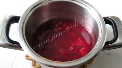 сырники с изюмом и соусом из вишни