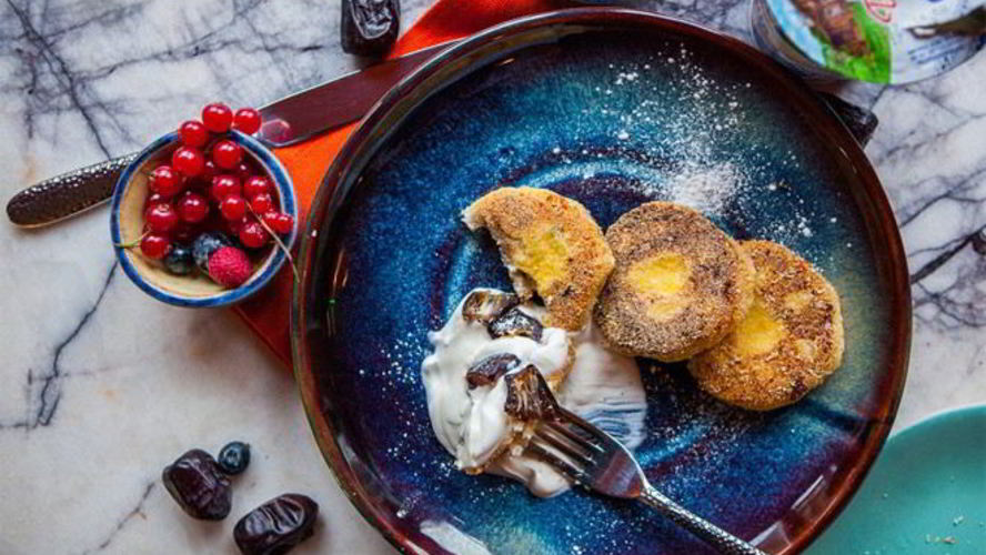 Рецепт сырники с кукурузной мукой, орехами и финиками