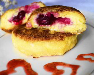 Сырники с медовыми вишнями