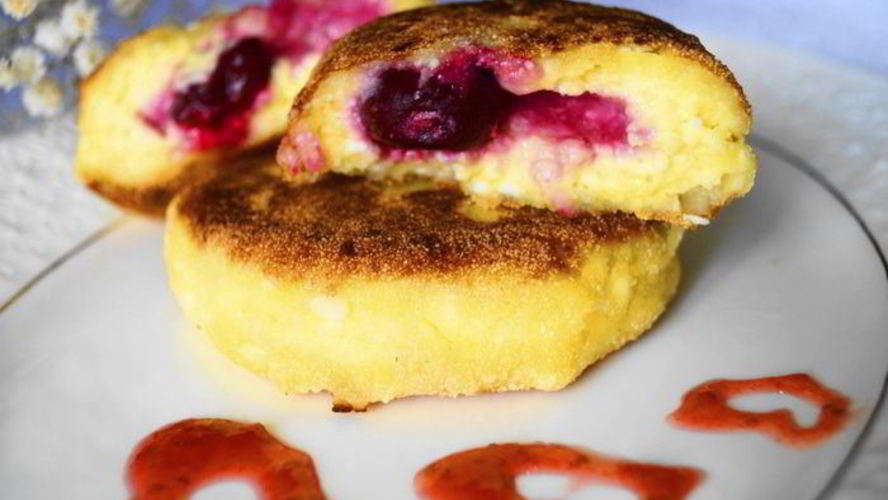 Рецепт сырники с медовыми вишнями