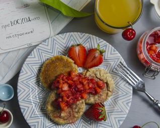 Сырники в духовке с клубничным соусом