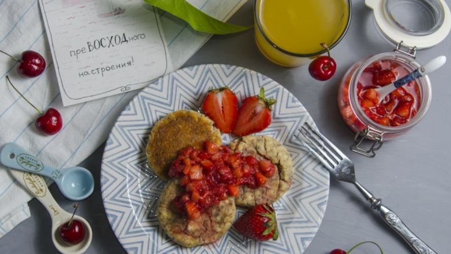 Рецепт сырники в духовке с клубничным соусом