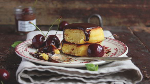 Рецепт Ванильные сырники с шоколадным соусом и черешней