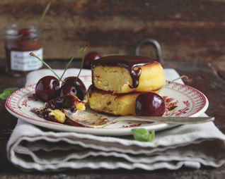 Ванильные сырники с шоколадным соусом и черешней