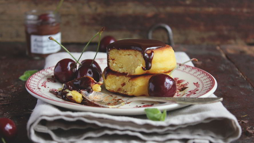 Рецепт ванильные сырники с шоколадным соусом и черешней