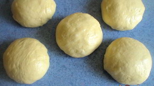 сырная косичка из дрожжевого теста