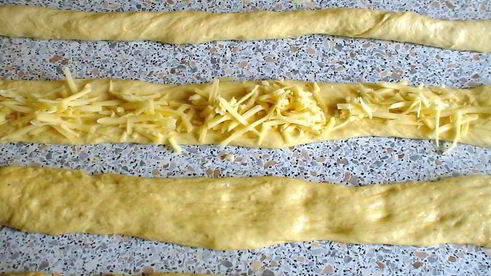 сырная косичка из дрожжевого теста