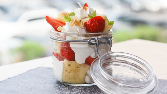 Рецепт Апельсиновый бисквит с клубникой