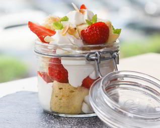 Апельсиновый бисквит с клубникой