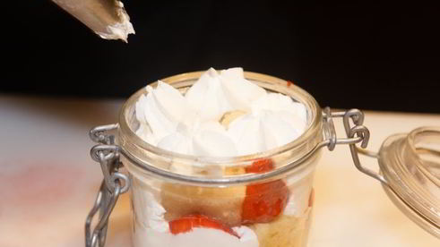 апельсиновый бисквит с клубникой