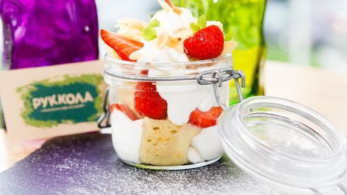 апельсиновый бисквит с клубникой