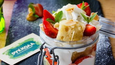 апельсиновый бисквит с клубникой