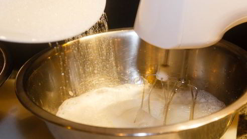 апельсиновый бисквит с клубникой