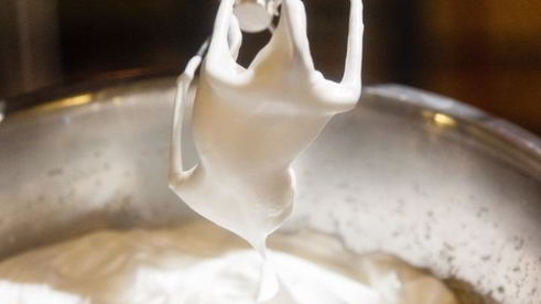 апельсиновый бисквит с клубникой