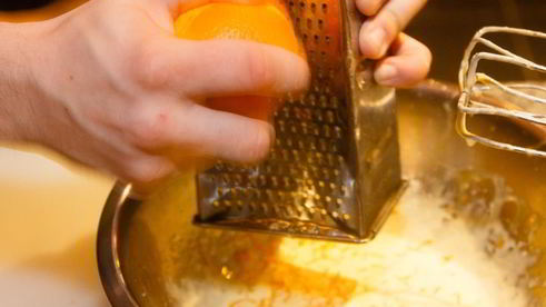 апельсиновый бисквит с клубникой