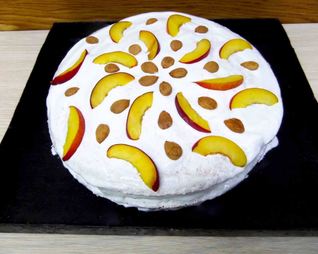 Бисквитный торт персиковый со сливочным кремом