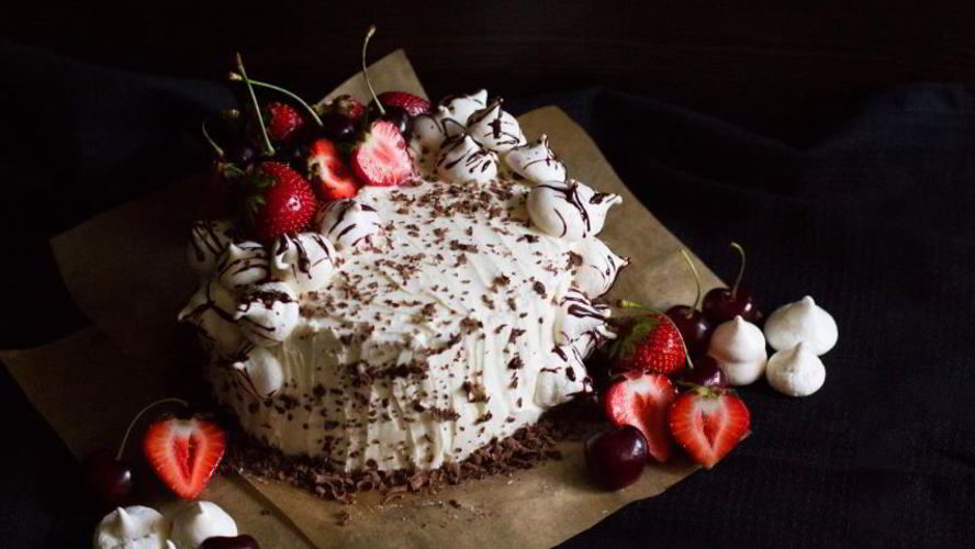 Рецепт бисквитный торт с кремом и ягодами