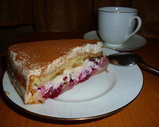 Бисквитный торт с вишней