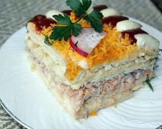 Простой рыбный торт с крекерами