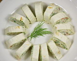 Рулетики из тортильи с крабовыми палочками