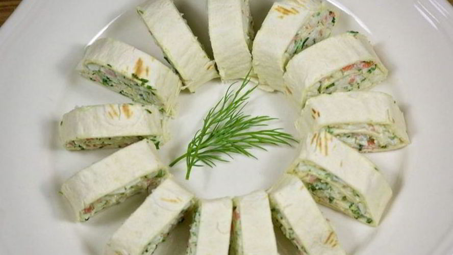 Рецепт рулетики из тортильи с крабовыми палочками