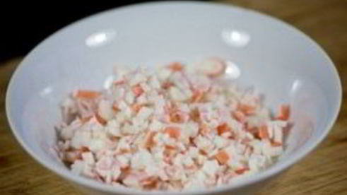 рулетики из тортильи с крабовыми палочками