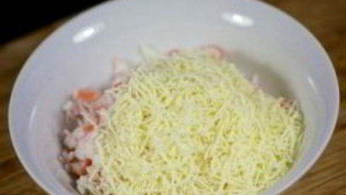 рулетики из тортильи с крабовыми палочками