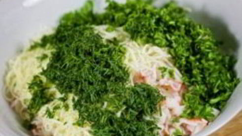 рулетики из тортильи с крабовыми палочками