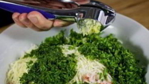 рулетики из тортильи с крабовыми палочками