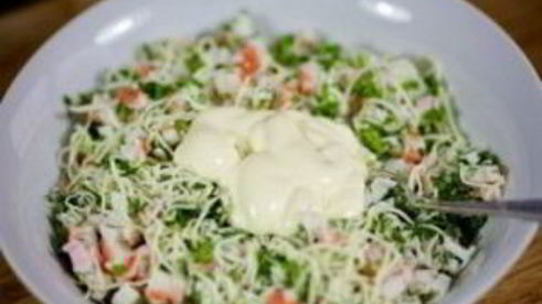 рулетики из тортильи с крабовыми палочками