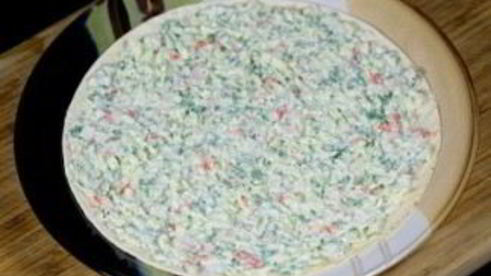 рулетики из тортильи с крабовыми палочками