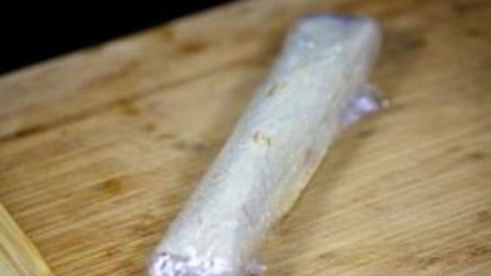 рулетики из тортильи с крабовыми палочками