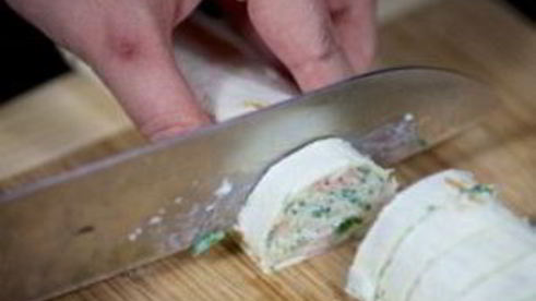 рулетики из тортильи с крабовыми палочками