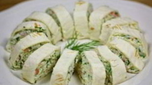 рулетики из тортильи с крабовыми палочками