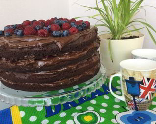 Шоколадный торт с малиной и голубикой