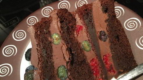 шоколадный торт с малиной и голубикой