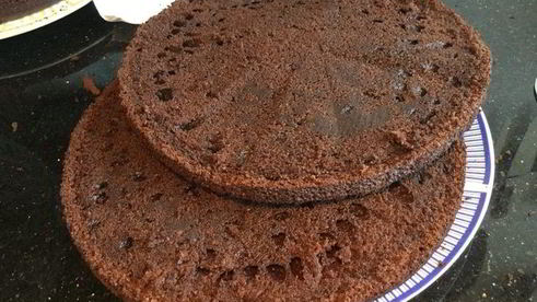 шоколадный торт с малиной и голубикой