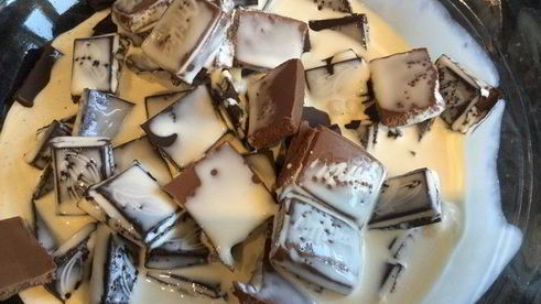 шоколадный торт с малиной и голубикой